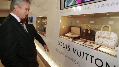 quién es el dueño de louis vuitton|Louis Vuitton store in spain.